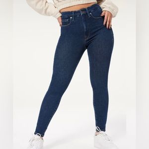 Good American Always fits good jeans. NEVER WORN AND HAS TAGS ATTACHED.